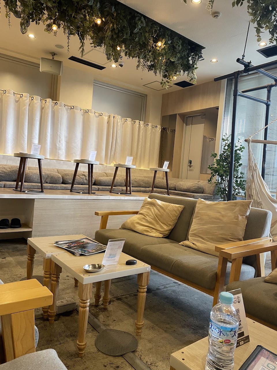シーシャ×カフェ×バー C.STAND シースタンド 難波店