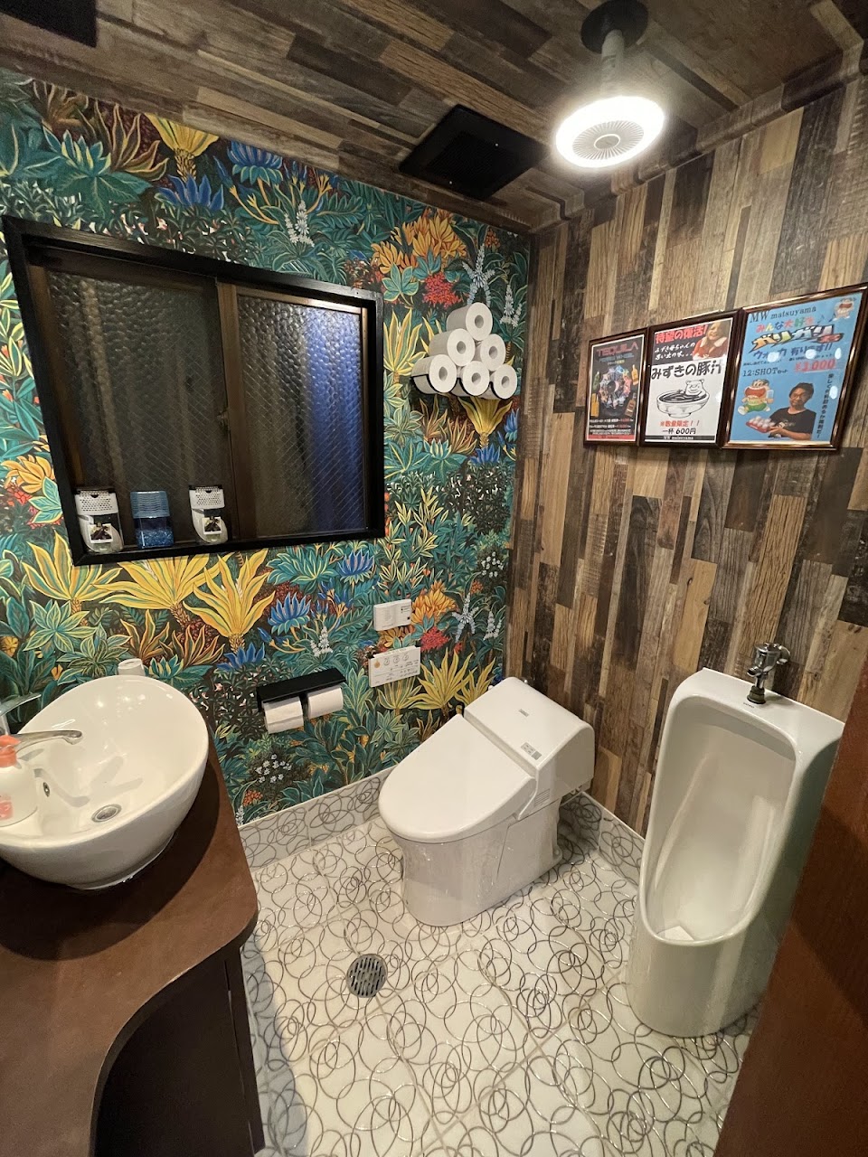 PARTY & SHISHA MW matsuyama 昼まで本格シーシャが楽しめるお店の写真 2枚目