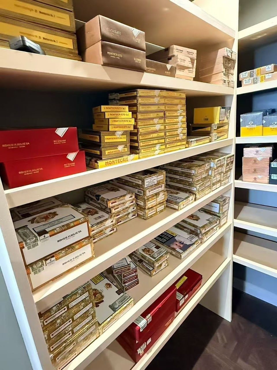 Havana Osaka ( Cigar & Shisha)