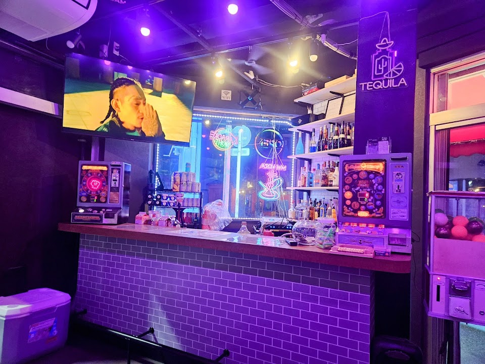 Watching Sports & SHISHA BAR MW KOZA スポーツ観戦しながらシーシャもカラオケも楽しめるお店の写真 2枚目
