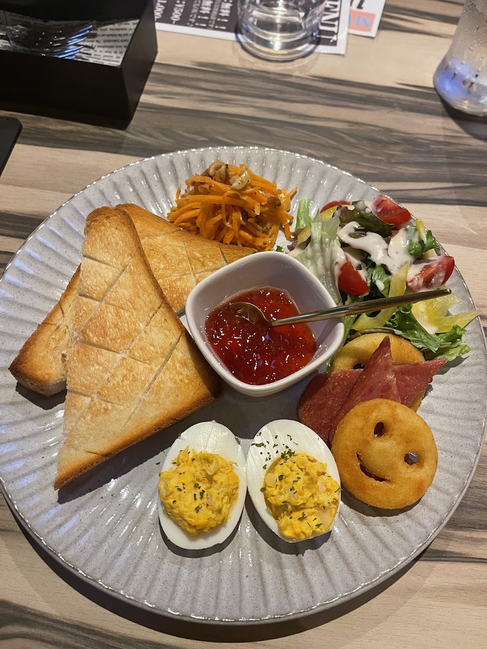 SHISHA CAFE&BAR MW KOKUSAI St. 早朝9時から朝方6時まで21時間営業のシーシャのお店の写真 2枚目
